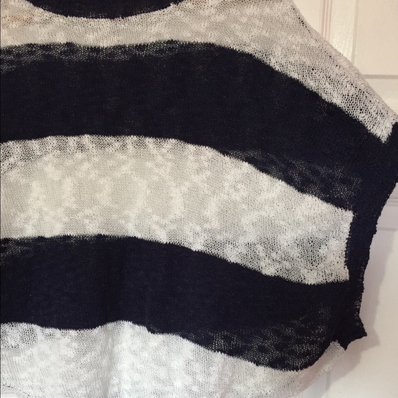 NWOT Knit Cropped Striped Shirt By SPlash - Picture 4 of 7